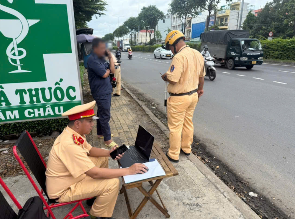 Một lỗi không ngờ khiến loạt tài xế xe khách, container bị CSGT xử phạt  - ảnh 2