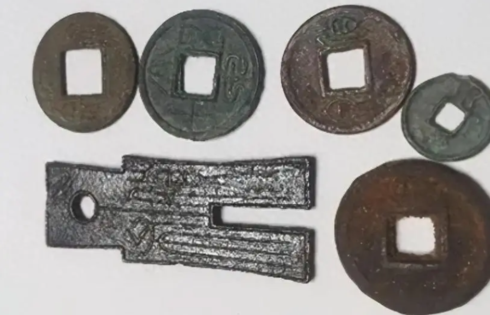 Tìm thấy ‘ngân hàng dưới lòng đất’ chứa gần nửa tấn tiền cổ, trị giá hơn 340 tỷ đồng - ảnh 2