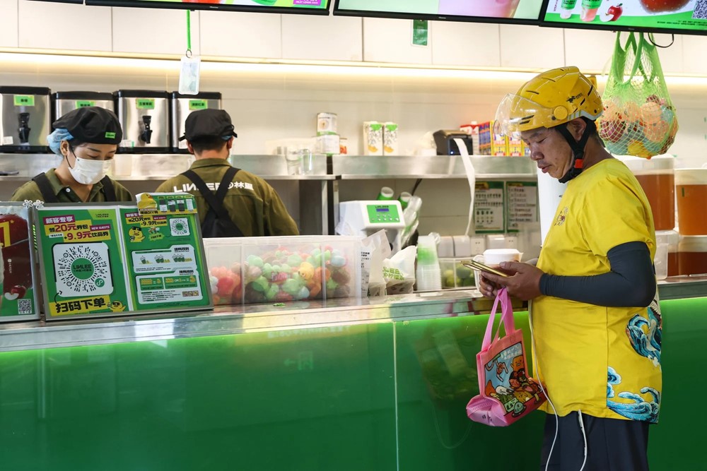 Giao 80 triệu đơn hàng chỉ trong 1 ngày, Alibaba thổi bùng ‘cuộc chiến khuyến mãi thế kỷ’: Cửa hàng quá tải vì trà sữa 0 đồng, tôm hùm siêu rẻ - ảnh 2