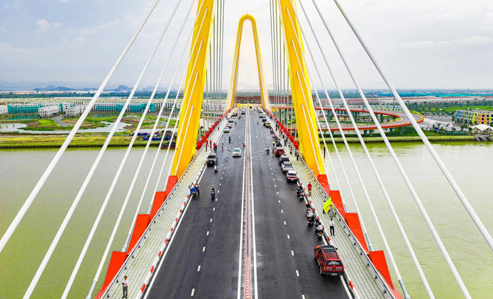 Hôm nay, chính thức thông xe cây cầu 2.300 tỷ kết nối ‘đảo tỷ phú’ của ông Phạm Nhật Vượng với trung tâm TP nhỏ nhất cả nước - ảnh 3