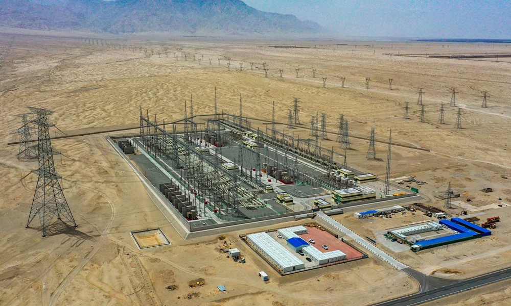 Trung Quốc 'bọc kín' sa mạc lớn nhất bằng siêu lưới điện 4.197km - ảnh 1