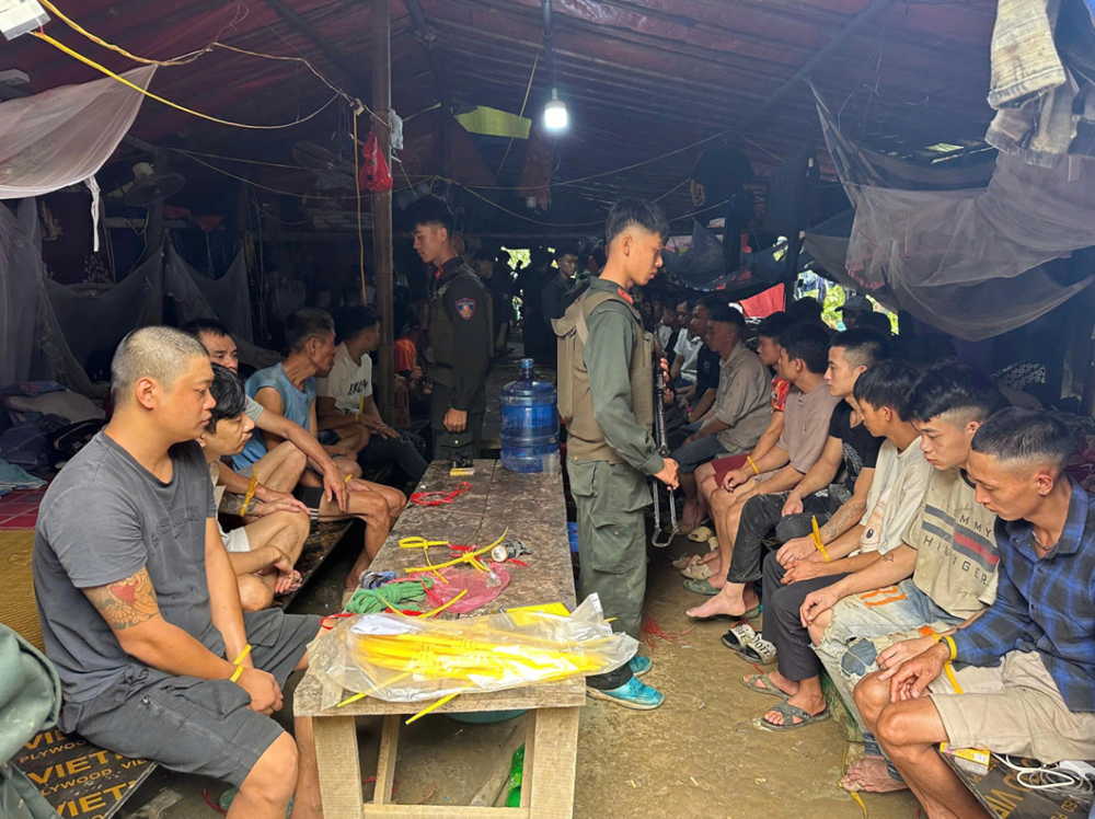 Bắt gần 60 người khai thác vàng trái phép, thu giữ số vàng gần 4 tỷ, hơn 1.400 kíp nổ điện, 31kg thuốc nổ - ảnh 1