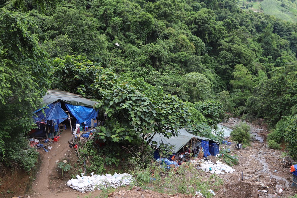 Bắt gần 60 người khai thác vàng trái phép, thu giữ số vàng gần 4 tỷ, hơn 1.400 kíp nổ điện, 31kg thuốc nổ - ảnh 3