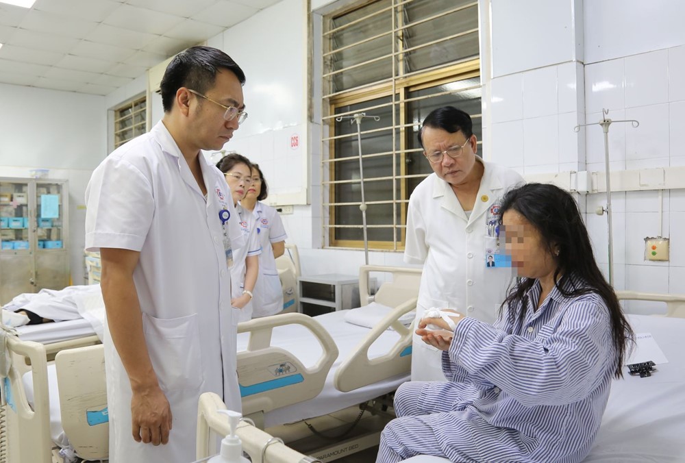 Bệnh viện kích hoạt ‘báo động đỏ’, huy động khẩn 5 xe cứu thương cùng 150 y bác sĩ cấp cứu nạn nhân vụ lật tàu ở Quảng Ninh - ảnh 2