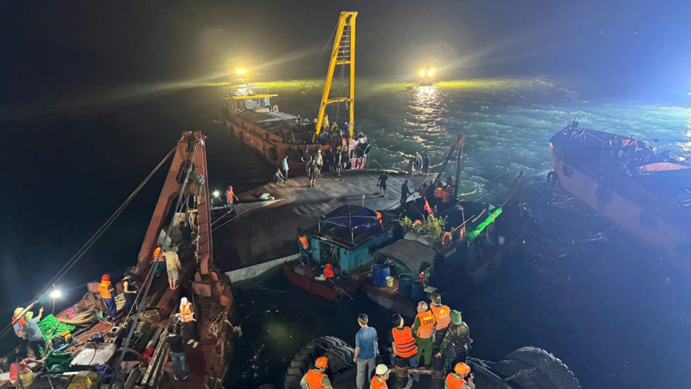 Bệnh viện kích hoạt ‘báo động đỏ’, huy động khẩn 5 xe cứu thương cùng 150 y bác sĩ cấp cứu nạn nhân vụ lật tàu ở Quảng Ninh - ảnh 1