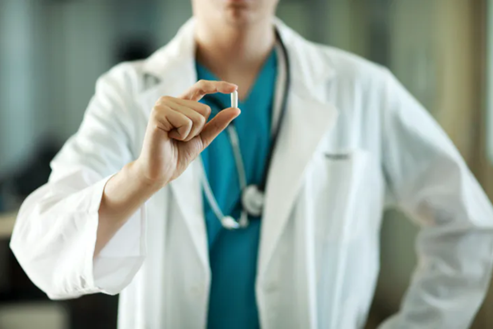 Truy tố bác sĩ 51 tuổi bị cáo buộc gạ gẫm bệnh nhân quan hệ tình dục  - ảnh 1