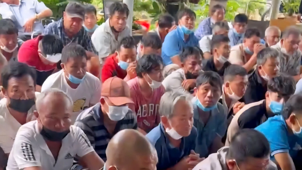 Đột kích nhà Nguyễn Văn Mạng, bắt 54 người, tịch thu hơn 200 triệu đồng tiền mặt và 49 điện thoại di động - ảnh 3