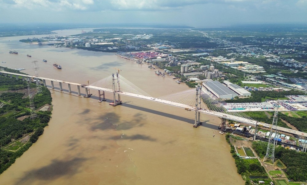 Sắp khánh thành cây cầu dây văng có tĩnh không cao nhất Việt Nam, tổng vốn đầu tư 2.800 tỷ, thi công trong 10 năm - ảnh 1