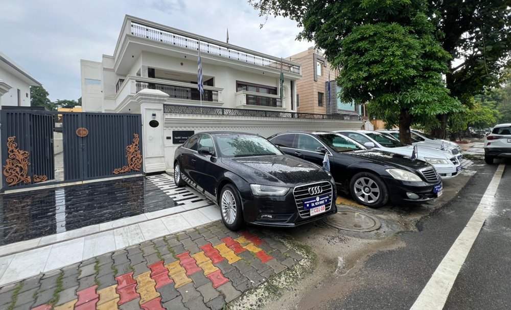 Khám xét nơi ở, bắt một cố vấn viên ‘đại sứ quán’, tịch thu hơn 30 con dấu giả - ảnh 2