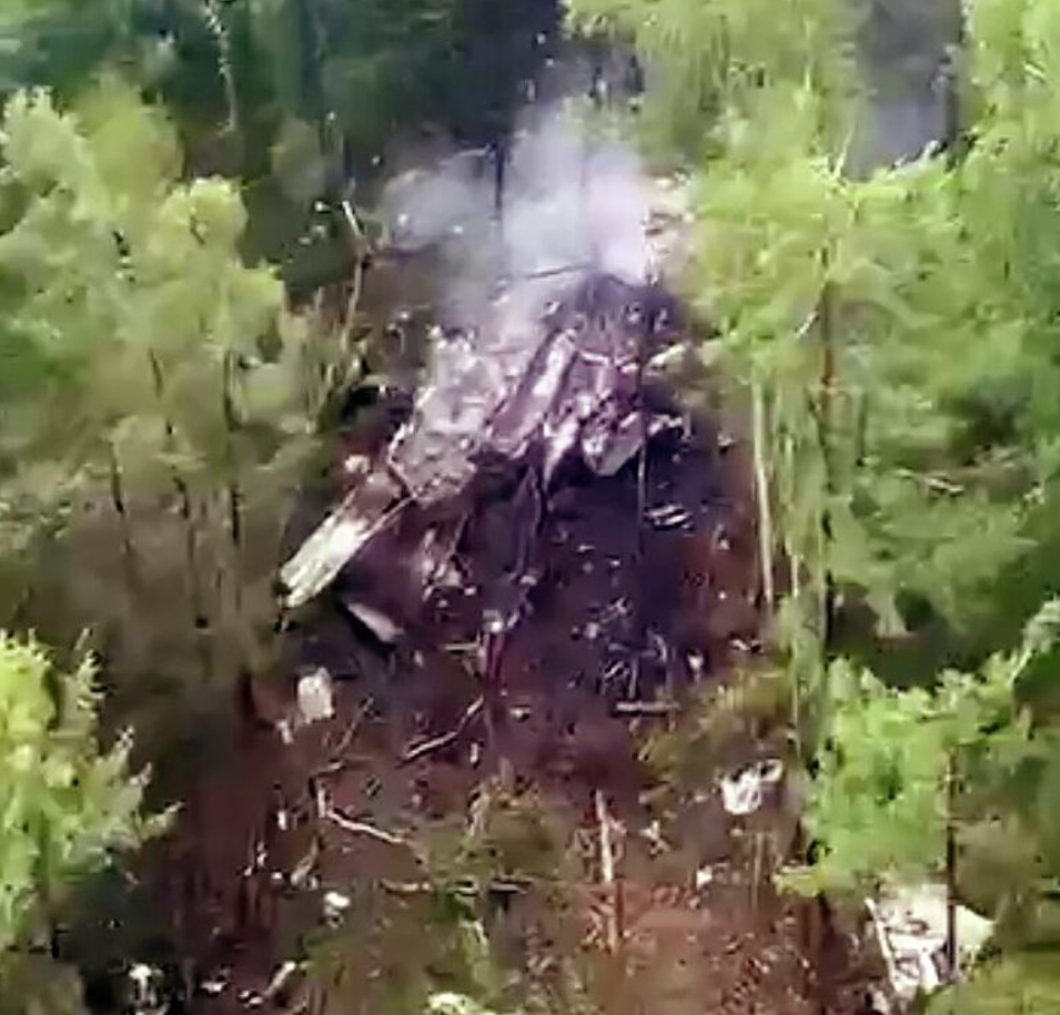 Rơi máy bay chở gần 50 người, hiện trường không còn ai sống sót - ảnh 1