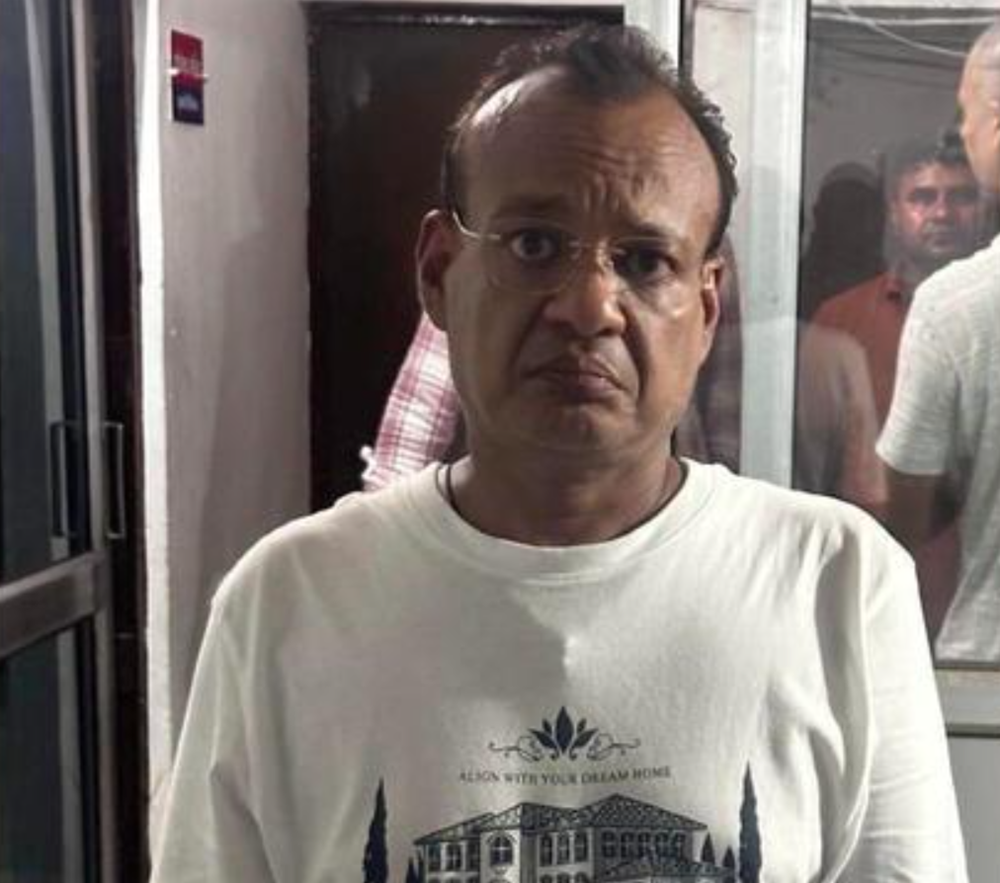 Khám xét nơi ở, bắt một cố vấn viên ‘đại sứ quán’, tịch thu hơn 30 con dấu giả - ảnh 1