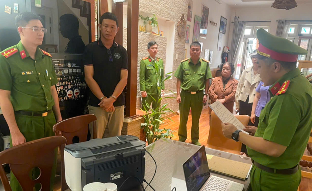 Khám xét nơi ở, bắt tạm giam Giám đốc Nguyễn Khắc Hùng - ảnh 2