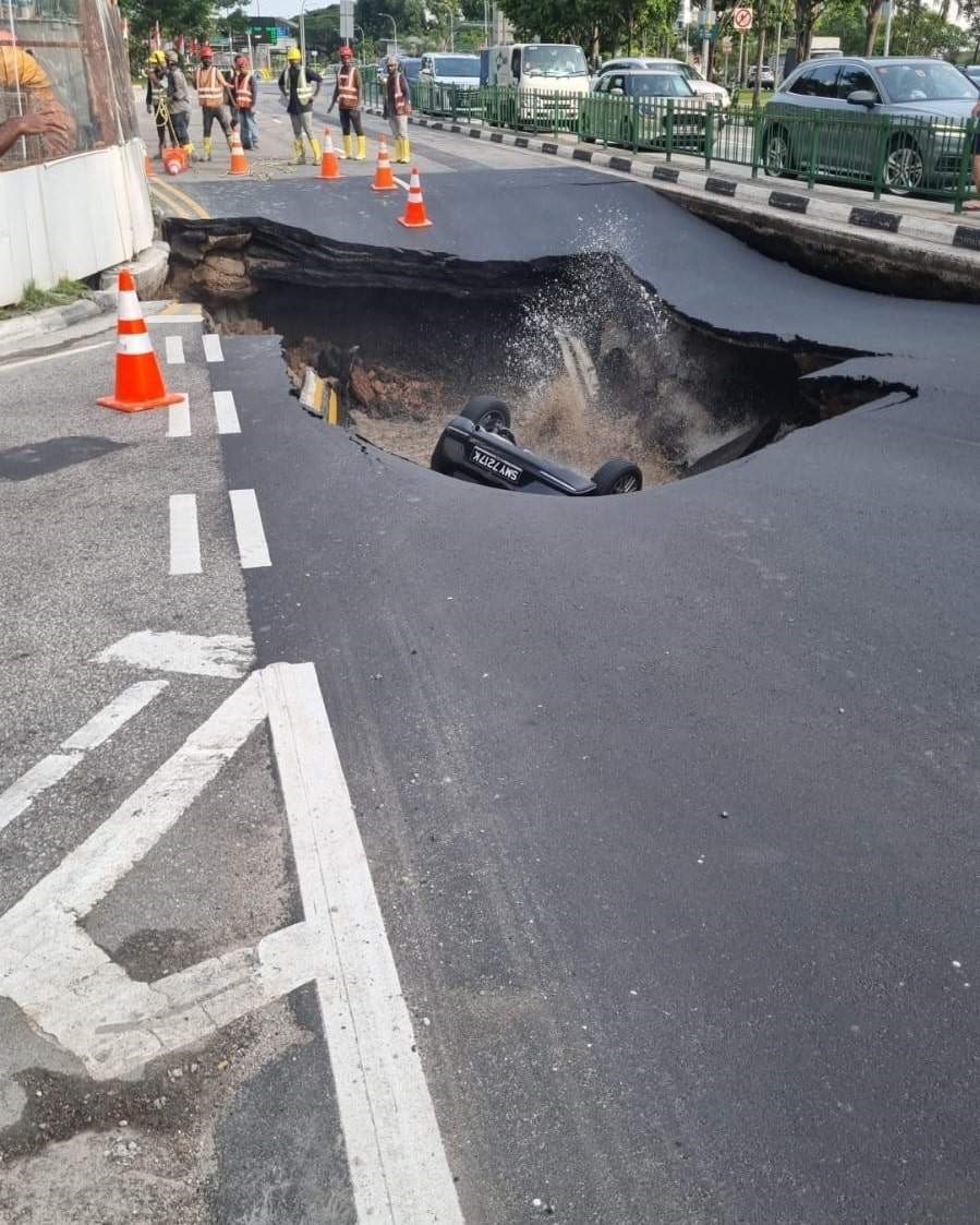 Ô tô bất ngờ bị ‘hố tử thần’ sâu 3m nuốt chửng, tài xế may mắn được giải cứu - ảnh 1