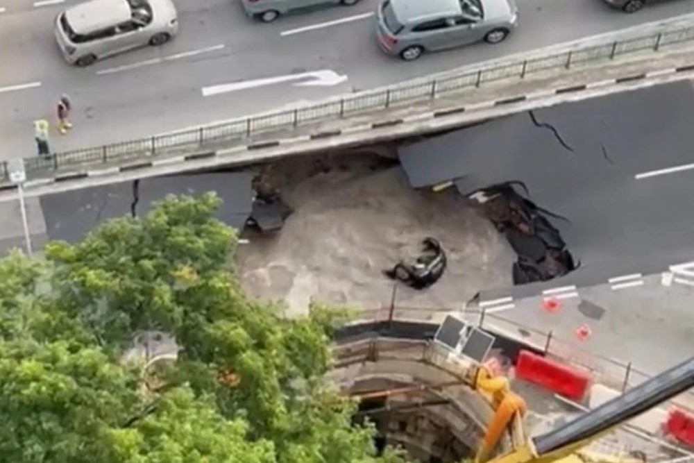 Ô tô bất ngờ bị ‘hố tử thần’ sâu 3m nuốt chửng, tài xế may mắn được giải cứu - ảnh 2