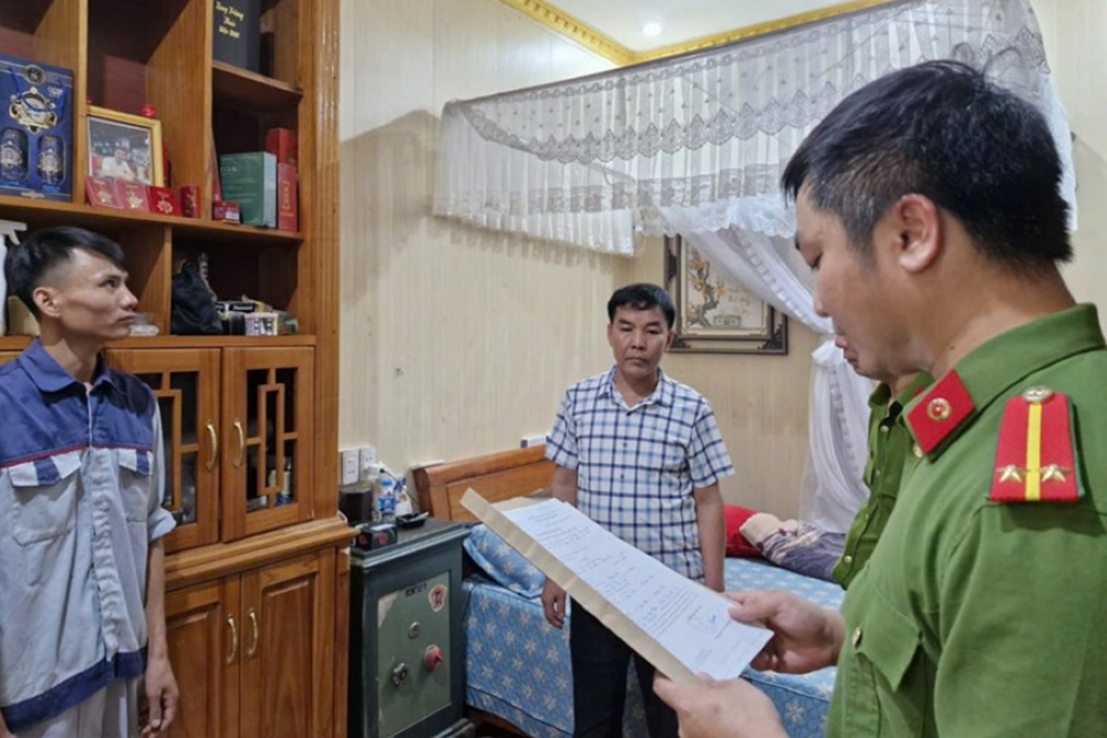 Khám xét khẩn cấp, tạm giữ hình sự ‘thủ nhang’ ngôi đền nổi tiếng Việt Nam - ảnh 2