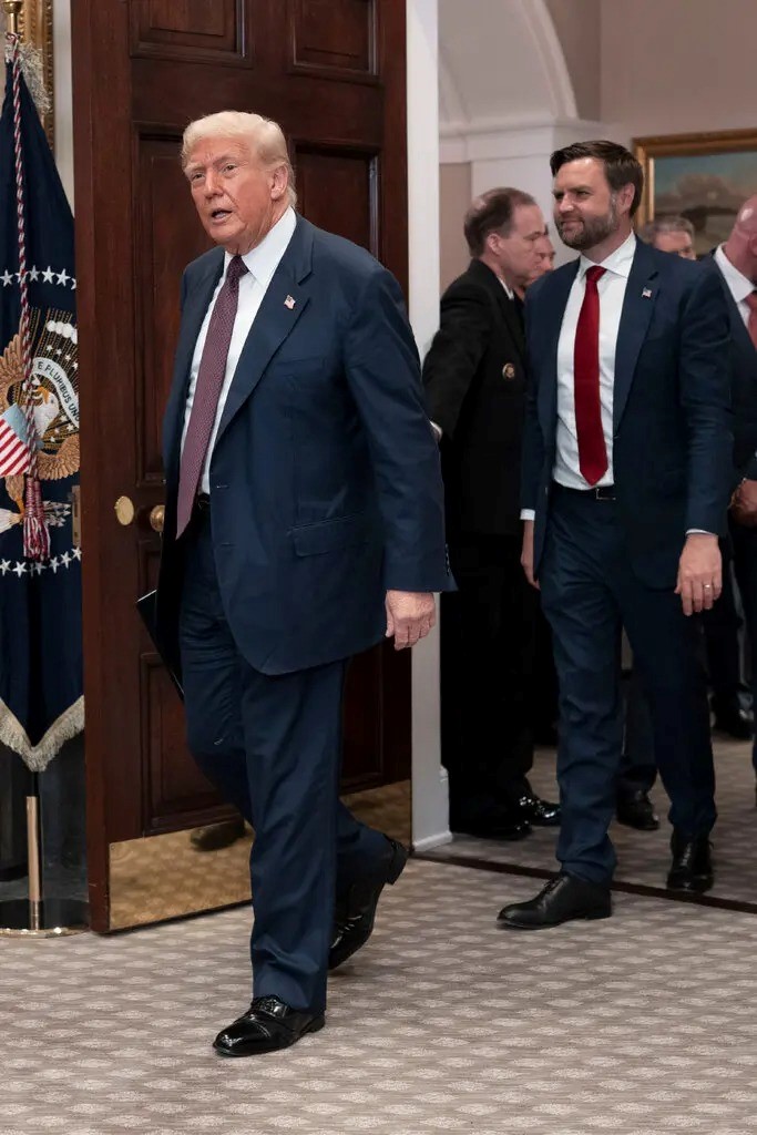 Ông Trump ra cảnh báo nóng, yêu cầu bố trí tàu ngầm hạt nhân răn đe Nga - ảnh 1