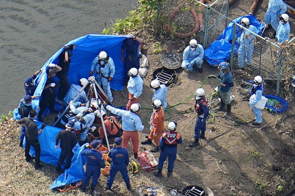 Bốn công nhân tử vong sau khi rơi xuống ‘hố tử thần’ sâu 12m, nghi do hít phải khí độc - ảnh 1