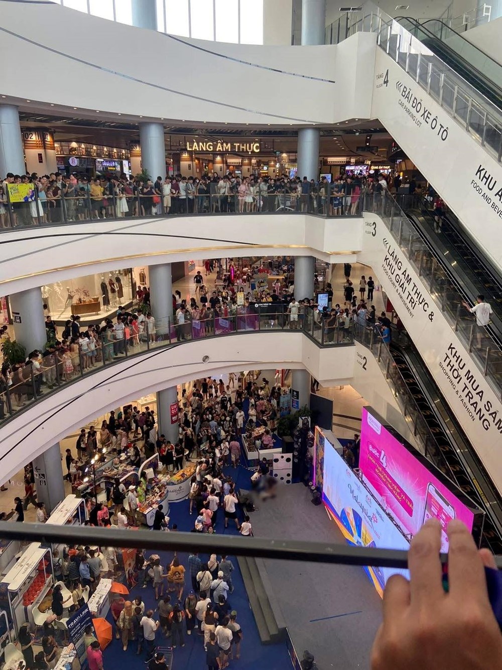 Bàng hoàng cảnh người đàn ông nằm bất động giữa Aeon Mall, nghi rơi từ tầng 4 - ảnh 1