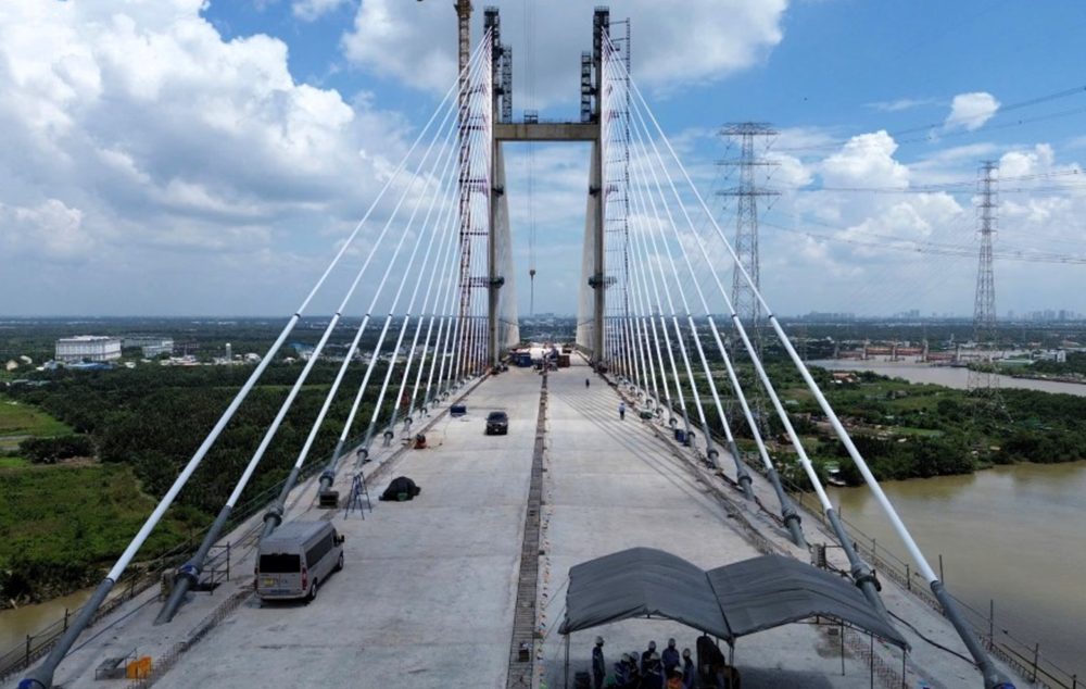 Sắp thông xe cây cầu dây văng 2.800 tỷ cao nhất Việt Nam - ảnh 2
