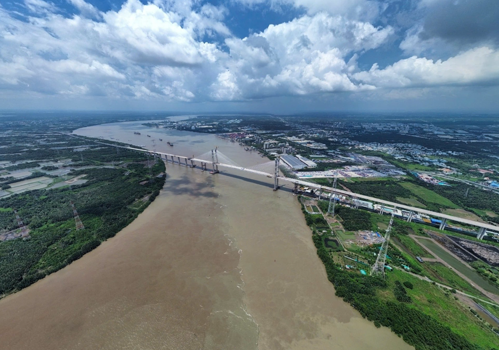 Sắp thông xe cây cầu dây văng 2.800 tỷ cao nhất Việt Nam - ảnh 1