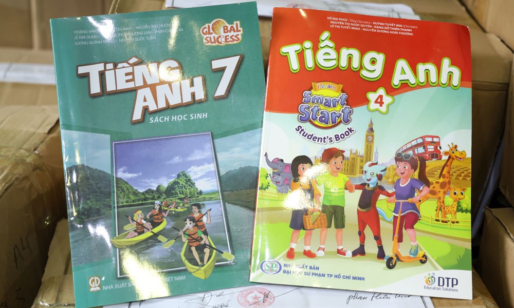 Khám xét khẩn cấp, khởi tố Giám đốc Ngô Thị Phương Lan, tịch thu hơn 185.000 cuốn SGK giả trị giá 15 tỷ đồng - ảnh 1