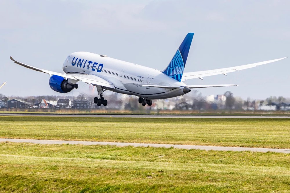 Một phần cánh máy bay Boeing bất ngờ rơi giữa biển, lập tức quay đầu khẩn cấp - ảnh 1