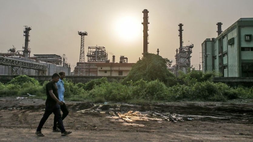 Mỹ trừng phạt Ấn Độ nặng tay vì dầu Nga, Trung Quốc ngồi không cũng hưởng lợi - ảnh 1