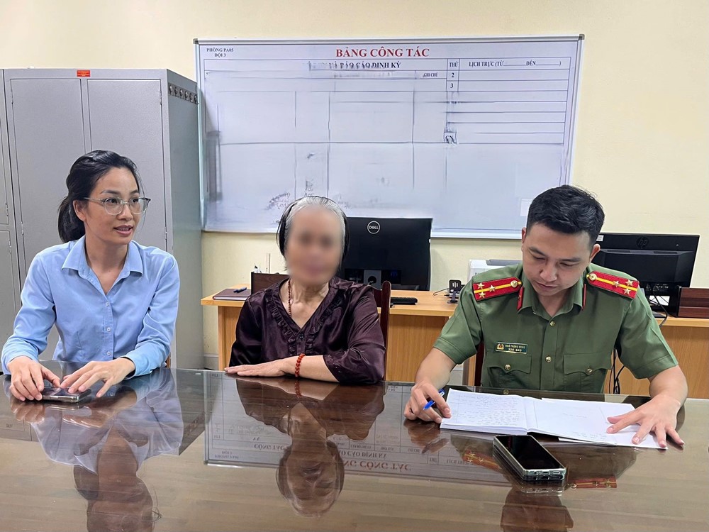 Bà H. yêu cầu rút tiết kiệm 450 triệu tại PGD VietinBank: Nhân viên cảnh giác, lập tức mời công an vào cuộc - ảnh 1