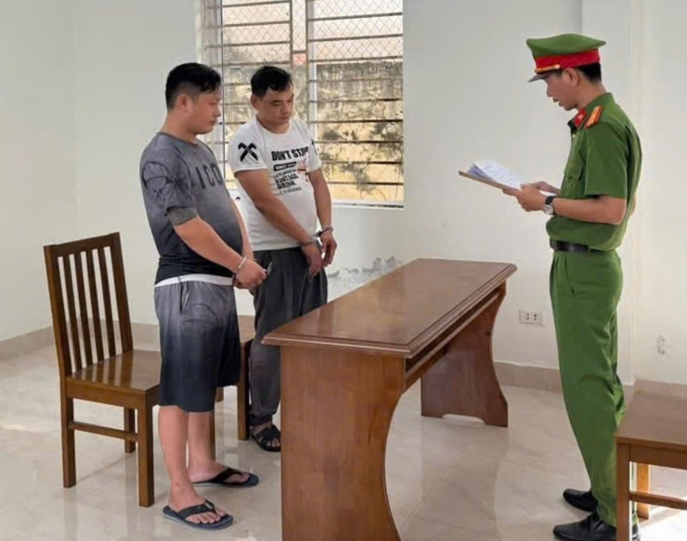 Khởi tố, bắt tạm giam 2 ‘cán bộ công an’ - ảnh 1