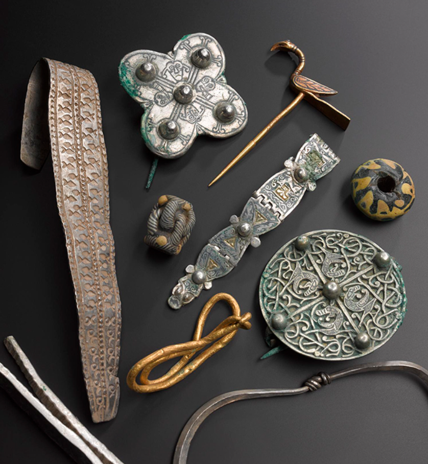 Dò kim loại cùng thầy giáo, cậu bé 13 tuổi phát hiện ‘kho báu’ chứa loạt cổ vật liên quan đến vị vua nổi tiếng - ảnh 4