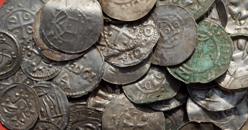 Dò kim loại cùng thầy giáo, cậu bé 13 tuổi phát hiện ‘kho báu’ chứa loạt cổ vật liên quan đến vị vua nổi tiếng - ảnh 5