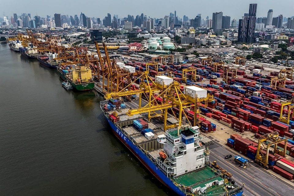 Thuế 40% treo lơ lửng, Đông Nam Á lo ông Trump siết hàng trung chuyển - ảnh 2