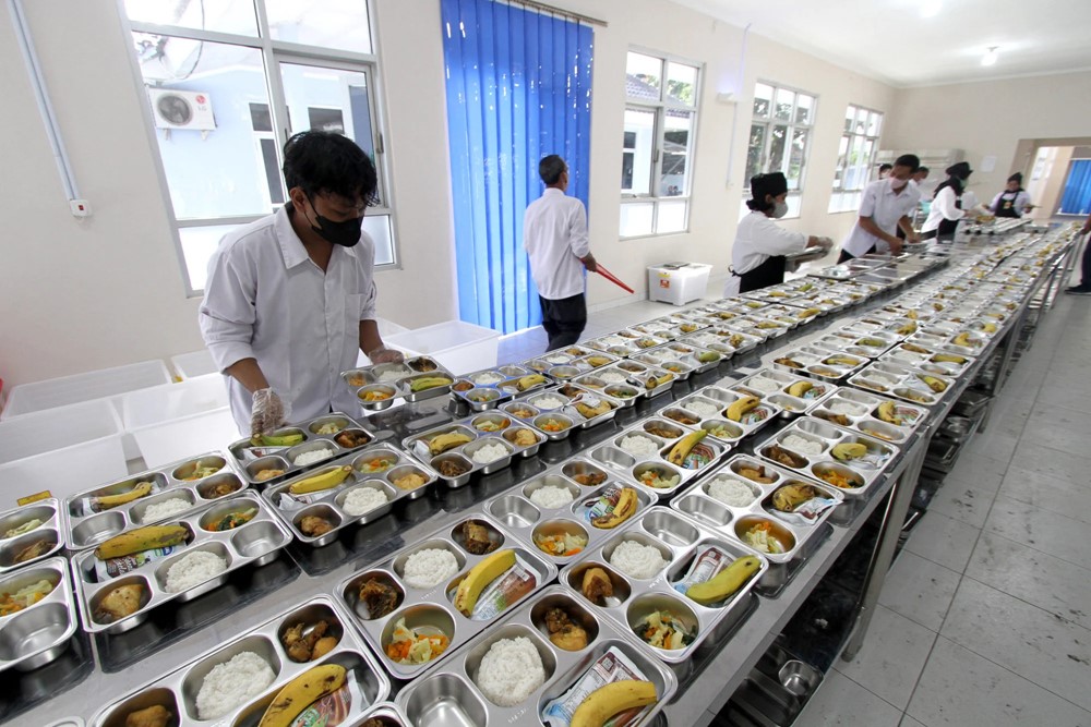 Ăn bữa trưa miễn phí ở trường học, hơn 360 người phải nhập viện vì ngộ độc thực phẩm - ảnh 1