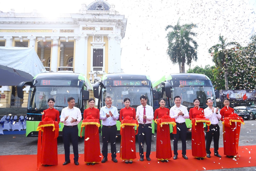 VinBus của ông Phạm Nhật Vượng khai trương tuyến buýt điện mới: Miễn 100% chi phí, kết nối loạt điểm du lịch nổi tiếng Thủ đô - ảnh 2