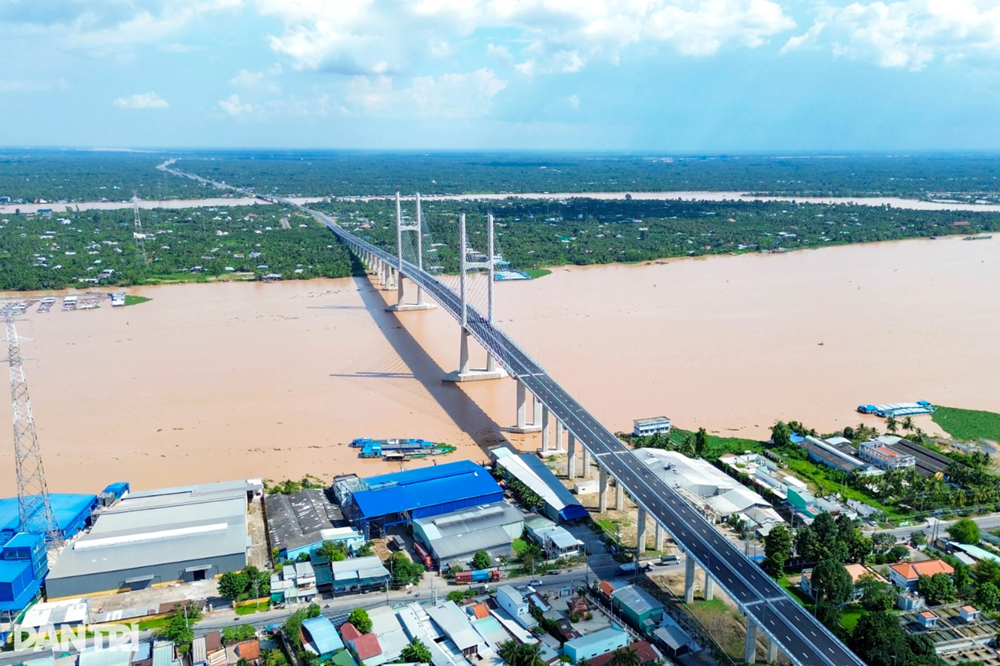 Việt Nam chính thức có cây cầu dài hơn 17km giá vượt 6.800 tỷ, nằm ngay cạnh cầu dây văng đầu tiên do nước ta thiết kế - ảnh 1