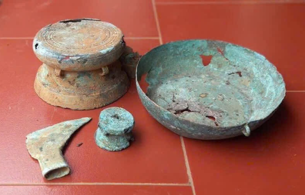 Đang làm vườn, lão nông Phú Thọ bất ngờ đào được loạt cổ vật quý, niên đại trên 2.500 năm - ảnh 1