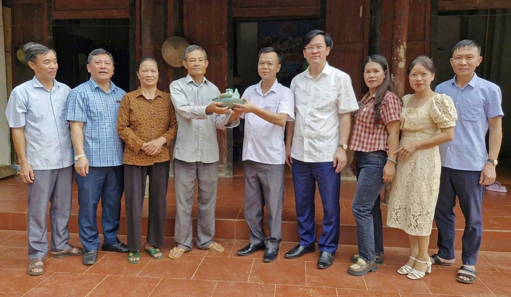 Đang làm vườn, lão nông Phú Thọ bất ngờ đào được loạt cổ vật quý, niên đại trên 2.500 năm - ảnh 2