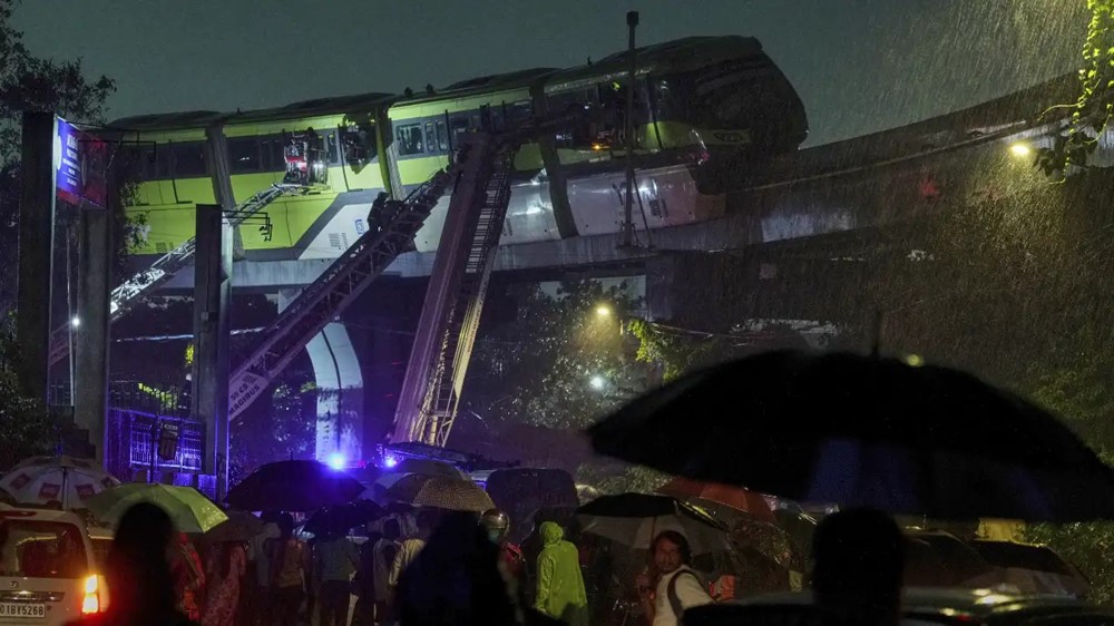 Tàu đột ngột mất điện giữa lúc mưa lớn: Gần 800 hành khách mắc kẹt suốt 5 tiếng, nhiều người ngất xỉu vì ngạt thở - ảnh 2