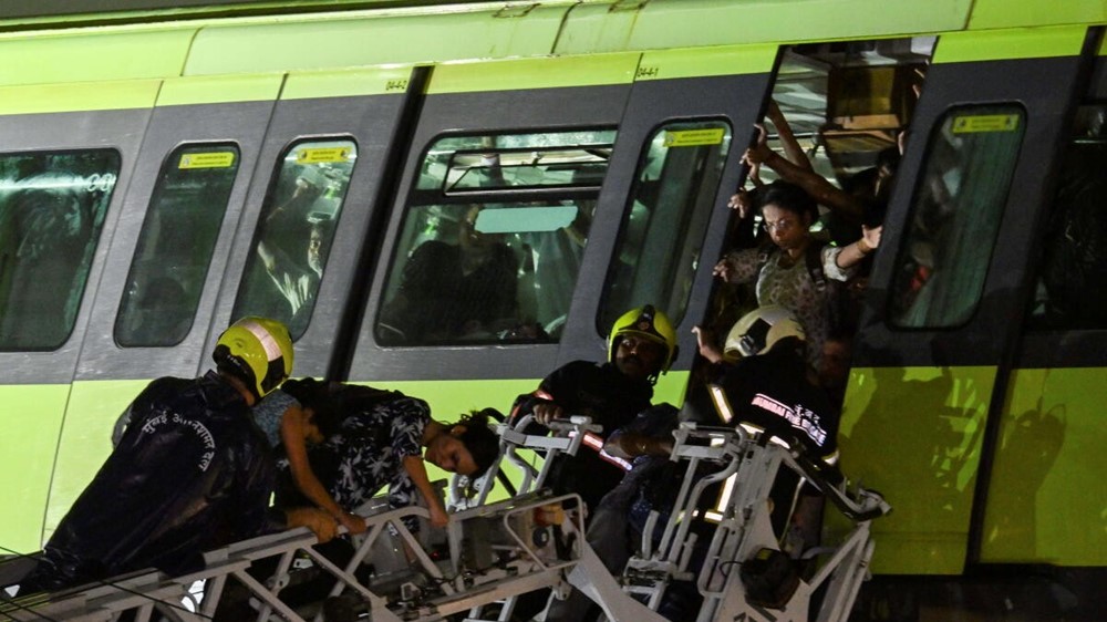 Tàu đột ngột mất điện giữa lúc mưa lớn: Gần 800 hành khách mắc kẹt suốt 5 tiếng, nhiều người ngất xỉu vì ngạt thở - ảnh 1