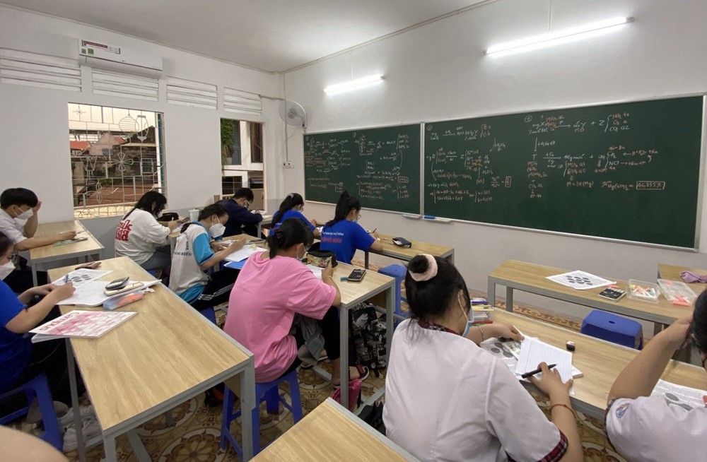 Thứ trưởng Bộ Giáo dục và Đào tạo nói về vấn đề dạy thêm, học thêm - ảnh 1