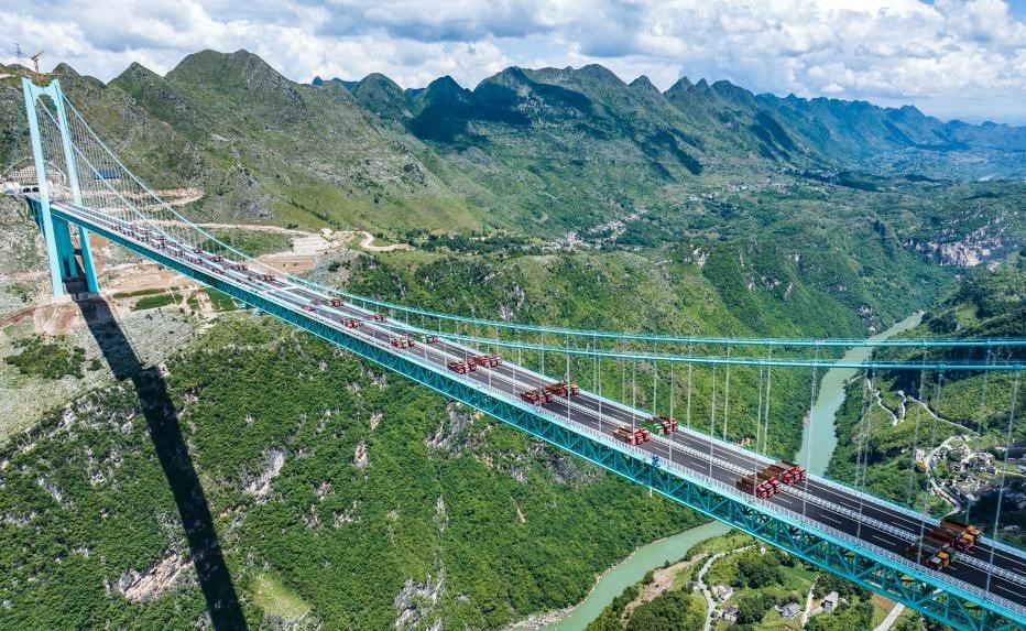 Huy động 96 xe tải nặng 3.360 tấn để test thử cây cầu cao nhất thế giới, rút ngắn thời gian di chuyển từ 2 giờ xuống còn 1 phút - ảnh 1