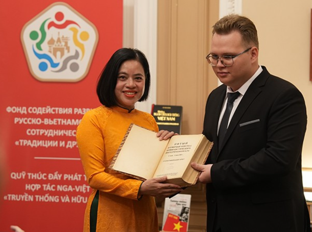 Bảo tàng Hồ Chí Minh nhận ấn phẩm quý về Bác Hồ tại Liên bang Nga - ảnh 1