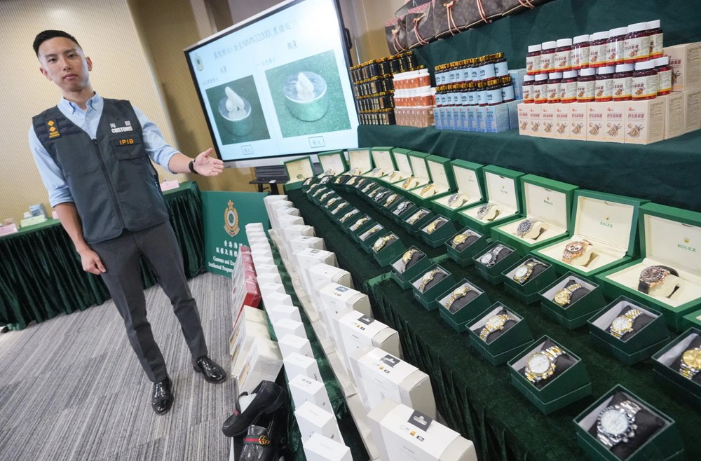 Triệt phá đường dây bán hàng giả trực tuyến quy mô khủng, thu giữ gần 10.000 mặt hàng trị giá hơn 50 tỷ đồng  - ảnh 1