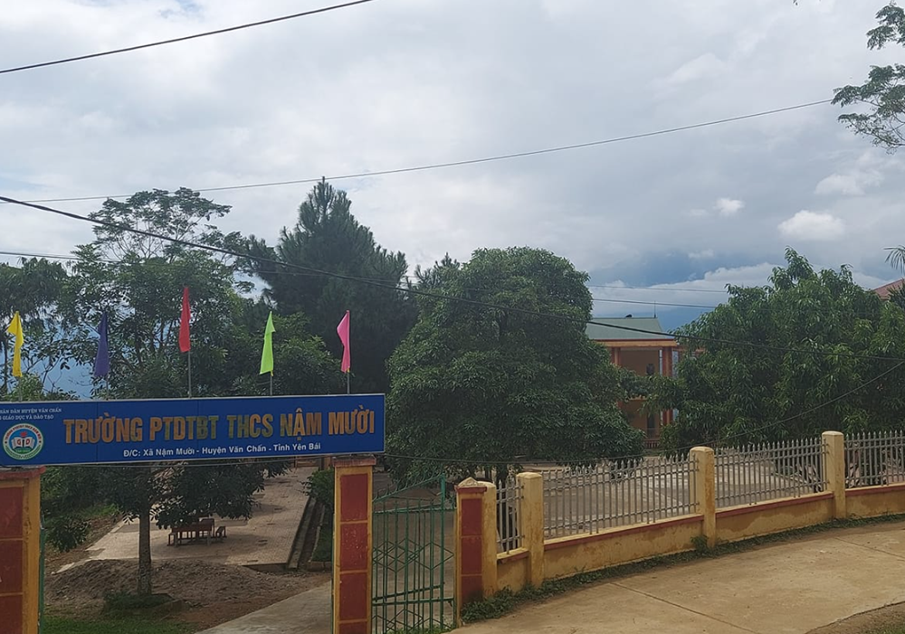 Cổng trường đổ sập khiến 2 cháu nhỏ tử vong tại chỗ - ảnh 1