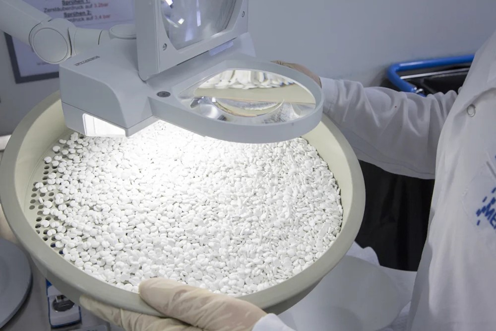 Ông Trump áp thuế 100% khiến ngành dược toàn cầu chao đảo, một quốc gia châu Á ung dung vì được miễn trừ - ảnh 1