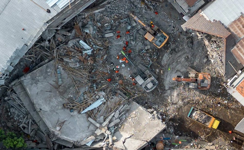 Trường học đổ sập khiến hơn 50 học sinh thiệt mạng, 13 nạn nhân vẫn đang mất tích  - ảnh 1