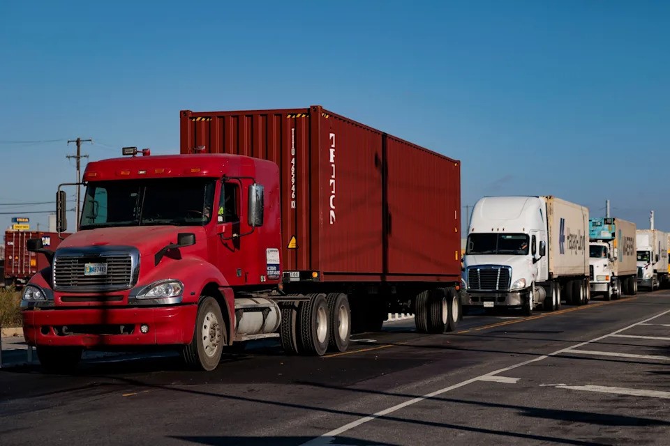 Ông Trump áp thuế 25% lên xe tải nặng, khởi động cuộc chiến mới trong ngành ô tô Mỹ - ảnh 1