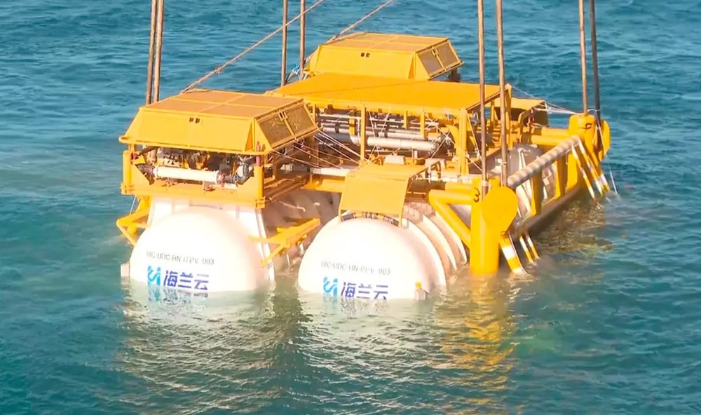Hạ thủy trung tâm dữ liệu 1.300 tấn xuống độ sâu 35m, Trung Quốc ghi dấu cột mốc chưa từng có - ảnh 1