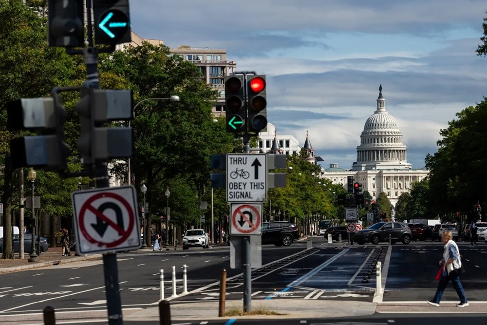 Phố Wall đỏ lửa, Bitcoin lao dốc không phanh sau tuyên bố chấn động của ông Trump - ảnh 1