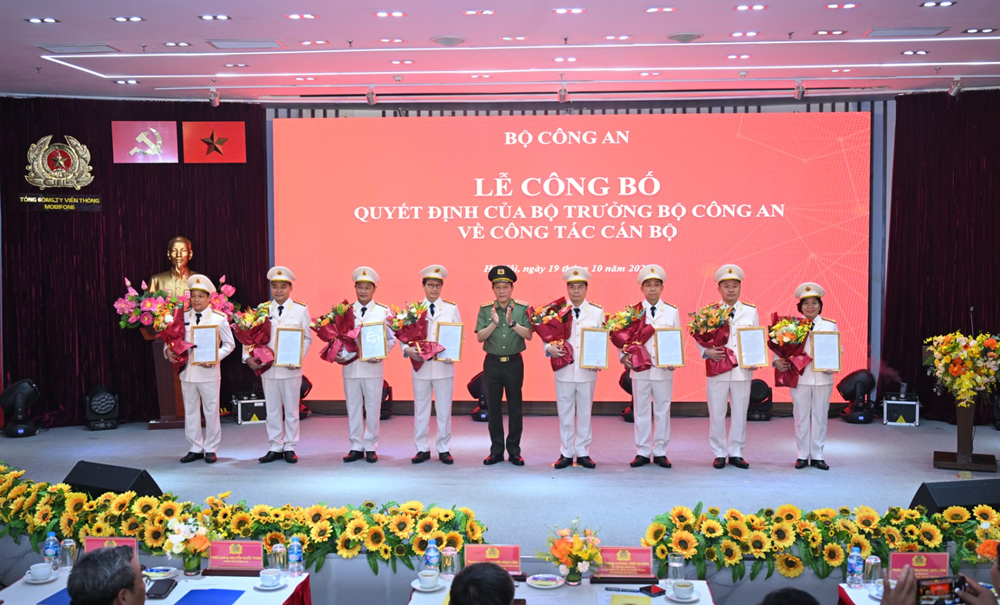 Bộ Công an phong cấp bậc hàm cho 8 lãnh đạo MobiFone - ảnh 1